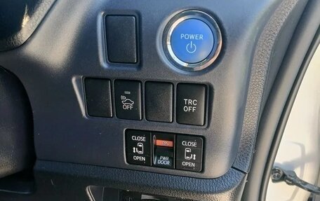 Toyota Noah III, 2015 год, 1 950 000 рублей, 8 фотография