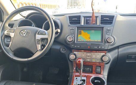 Toyota Highlander III, 2013 год, 1 800 000 рублей, 10 фотография