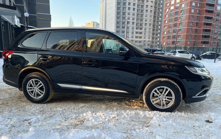 Mitsubishi Outlander III рестайлинг 3, 2016 год, 2 198 000 рублей, 11 фотография