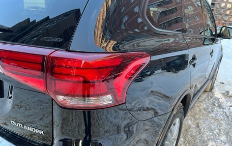 Mitsubishi Outlander III рестайлинг 3, 2016 год, 2 198 000 рублей, 14 фотография