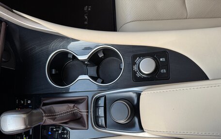 Lexus RX IV рестайлинг, 2019 год, 5 250 000 рублей, 10 фотография