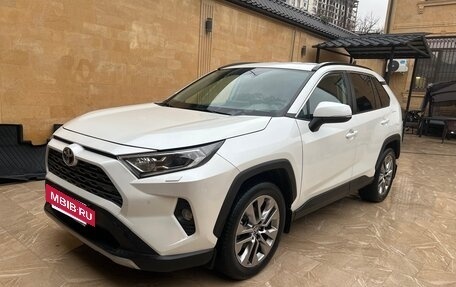 Toyota RAV4, 2020 год, 3 650 000 рублей, 2 фотография