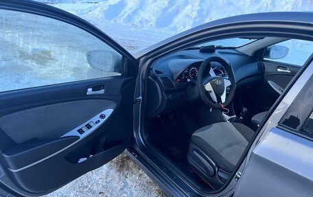 Hyundai Solaris II рестайлинг, 2011 год, 650 000 рублей, 10 фотография