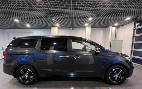 KIA Carnival III, 2019 год, 2 770 000 рублей, 2 фотография