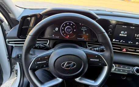 Hyundai Elantra, 2022 год, 1 800 000 рублей, 3 фотография