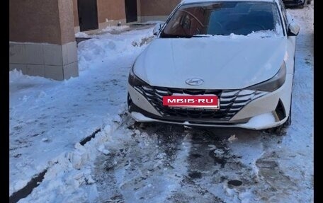 Hyundai Elantra, 2022 год, 1 800 000 рублей, 2 фотография