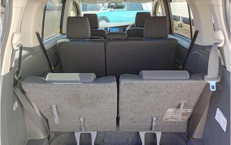 Toyota ISis I, 2015 год, 1 150 000 рублей, 15 фотография