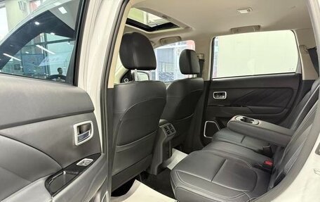 Mitsubishi Outlander III рестайлинг 3, 2022 год, 1 760 000 рублей, 7 фотография