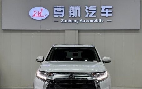 Mitsubishi Outlander III рестайлинг 3, 2022 год, 1 760 000 рублей, 2 фотография