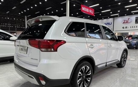 Mitsubishi Outlander III рестайлинг 3, 2022 год, 1 760 000 рублей, 3 фотография