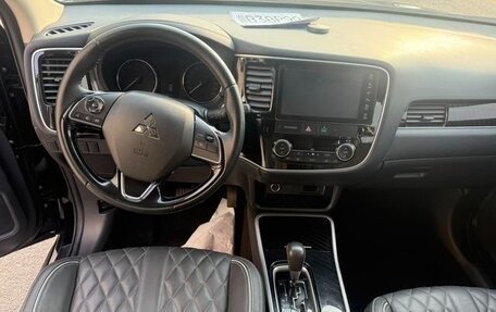 Mitsubishi Outlander III рестайлинг 3, 2022 год, 1 760 000 рублей, 9 фотография