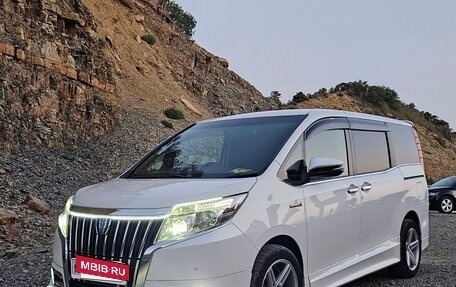 Toyota Esquire I, 2015 год, 2 400 000 рублей, 3 фотография