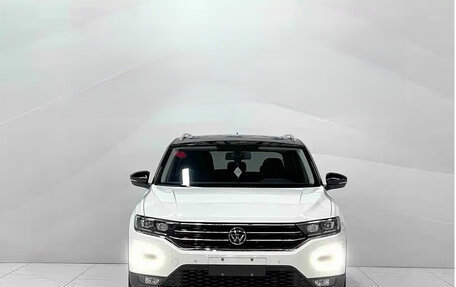 Volkswagen T-Roc I, 2023 год, 1 570 000 рублей, 2 фотография