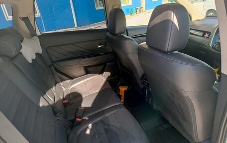 Mitsubishi Outlander III рестайлинг 3, 2018 год, 2 800 000 рублей, 8 фотография