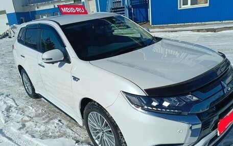 Mitsubishi Outlander III рестайлинг 3, 2018 год, 2 800 000 рублей, 2 фотография