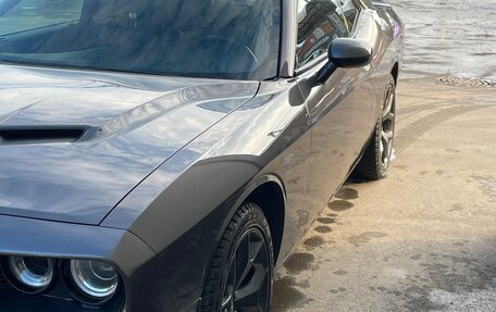 Dodge Challenger III рестайлинг 2, 2020 год, 4 100 000 рублей, 2 фотография