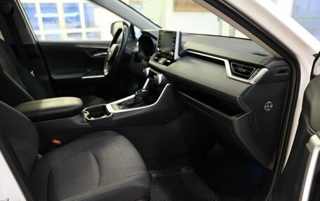 Toyota RAV4, 2019 год, 3 575 000 рублей, 17 фотография