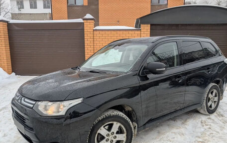 Mitsubishi Outlander III рестайлинг 3, 2013 год, 3 400 000 рублей, 2 фотография