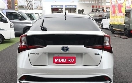 Toyota Prius IV XW50, 2022 год, 1 850 000 рублей, 7 фотография