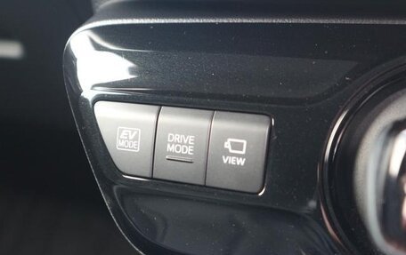 Toyota Prius IV XW50, 2022 год, 1 850 000 рублей, 19 фотография