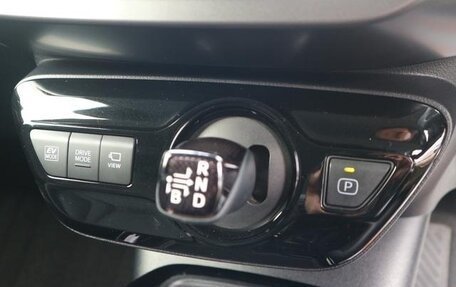 Toyota Prius IV XW50, 2022 год, 1 850 000 рублей, 34 фотография