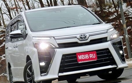 Toyota Voxy III, 2021 год, 1 960 000 рублей, 1 фотография