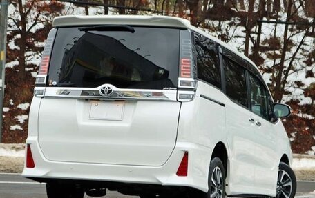 Toyota Voxy III, 2021 год, 1 960 000 рублей, 3 фотография