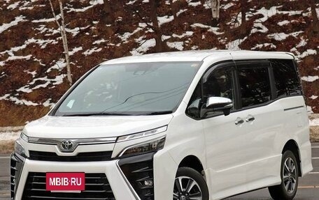 Toyota Voxy III, 2021 год, 1 960 000 рублей, 7 фотография