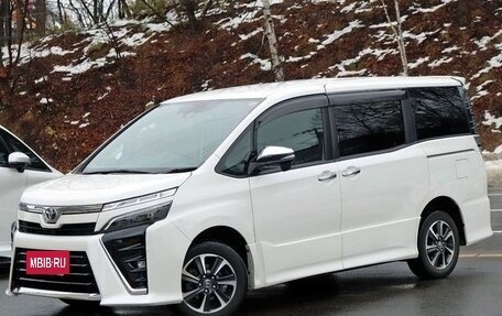 Toyota Voxy III, 2021 год, 1 960 000 рублей, 5 фотография