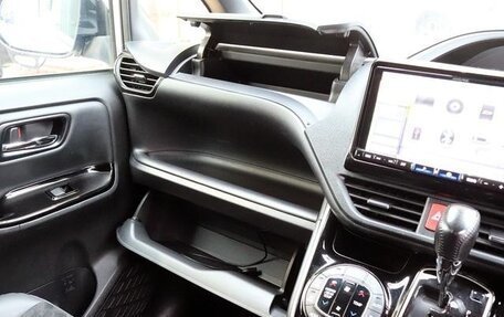 Toyota Voxy III, 2021 год, 1 960 000 рублей, 20 фотография