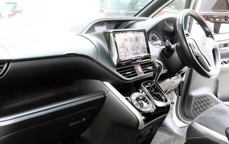 Toyota Voxy III, 2021 год, 1 960 000 рублей, 19 фотография