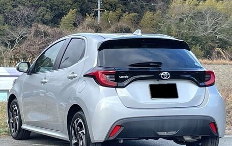 Toyota Yaris, 2022 год, 1 129 000 рублей, 3 фотография