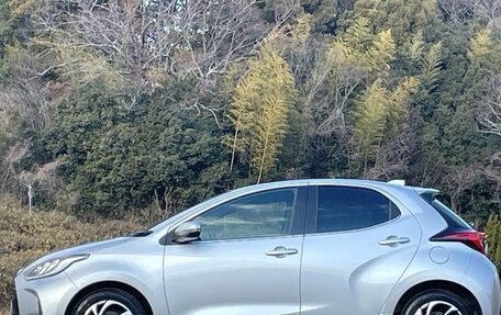 Toyota Yaris, 2022 год, 1 129 000 рублей, 7 фотография