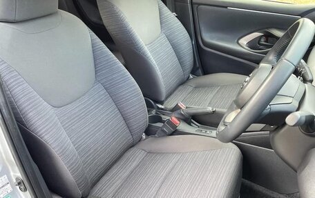 Toyota Yaris, 2022 год, 1 129 000 рублей, 10 фотография