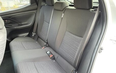 Toyota Yaris, 2022 год, 1 129 000 рублей, 30 фотография