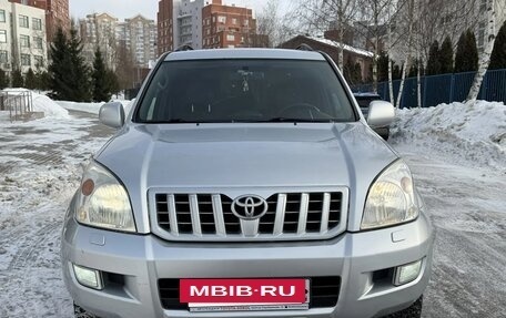 Toyota Land Cruiser Prado 120 рестайлинг, 2005 год, 2 175 000 рублей, 2 фотография