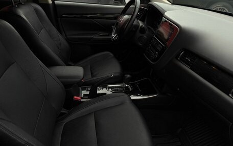 Mitsubishi Outlander III рестайлинг 3, 2017 год, 2 250 000 рублей, 15 фотография