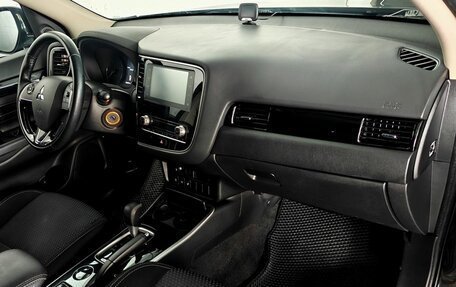 Mitsubishi Outlander III рестайлинг 3, 2021 год, 2 535 000 рублей, 10 фотография