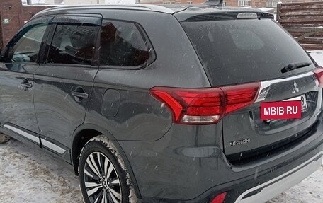 Mitsubishi Outlander III рестайлинг 3, 2019 год, 1 450 000 рублей, 4 фотография