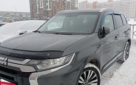 Mitsubishi Outlander III рестайлинг 3, 2019 год, 1 450 000 рублей, 3 фотография