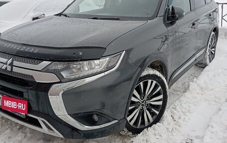 Mitsubishi Outlander III рестайлинг 3, 2019 год, 1 450 000 рублей, 6 фотография