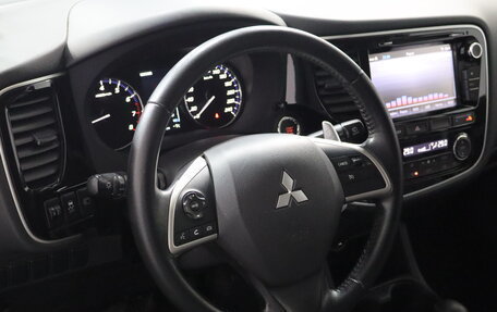 Mitsubishi Outlander III рестайлинг 3, 2013 год, 1 699 000 рублей, 9 фотография