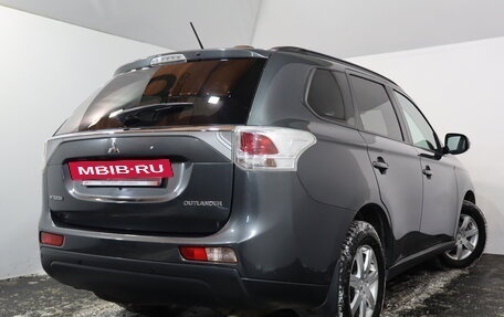 Mitsubishi Outlander III рестайлинг 3, 2013 год, 1 699 000 рублей, 4 фотография
