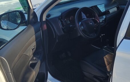 Mitsubishi Outlander III рестайлинг 3, 2018 год, 1 450 000 рублей, 11 фотография