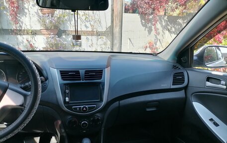 Hyundai Solaris II рестайлинг, 2013 год, 800 000 рублей, 7 фотография