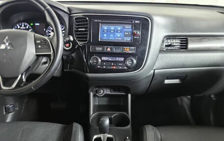 Mitsubishi Outlander III рестайлинг 3, 2016 год, 1 730 000 рублей, 15 фотография