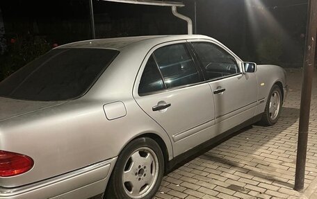 Mercedes-Benz E-Класс, 1998 год, 450 000 рублей, 2 фотография