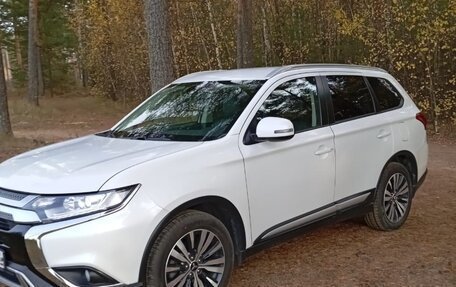 Mitsubishi Outlander III рестайлинг 3, 2019 год, 2 740 000 рублей, 6 фотография