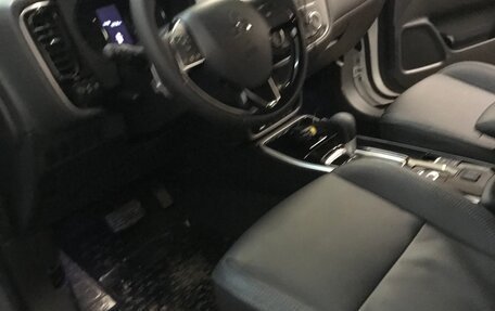 Mitsubishi Outlander III рестайлинг 3, 2019 год, 2 740 000 рублей, 15 фотография