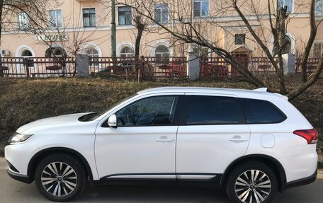 Mitsubishi Outlander III рестайлинг 3, 2019 год, 2 740 000 рублей, 17 фотография